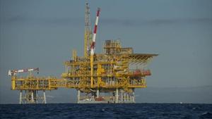 La plataforma Castor, amb les Cases d’Alcanar al fons.