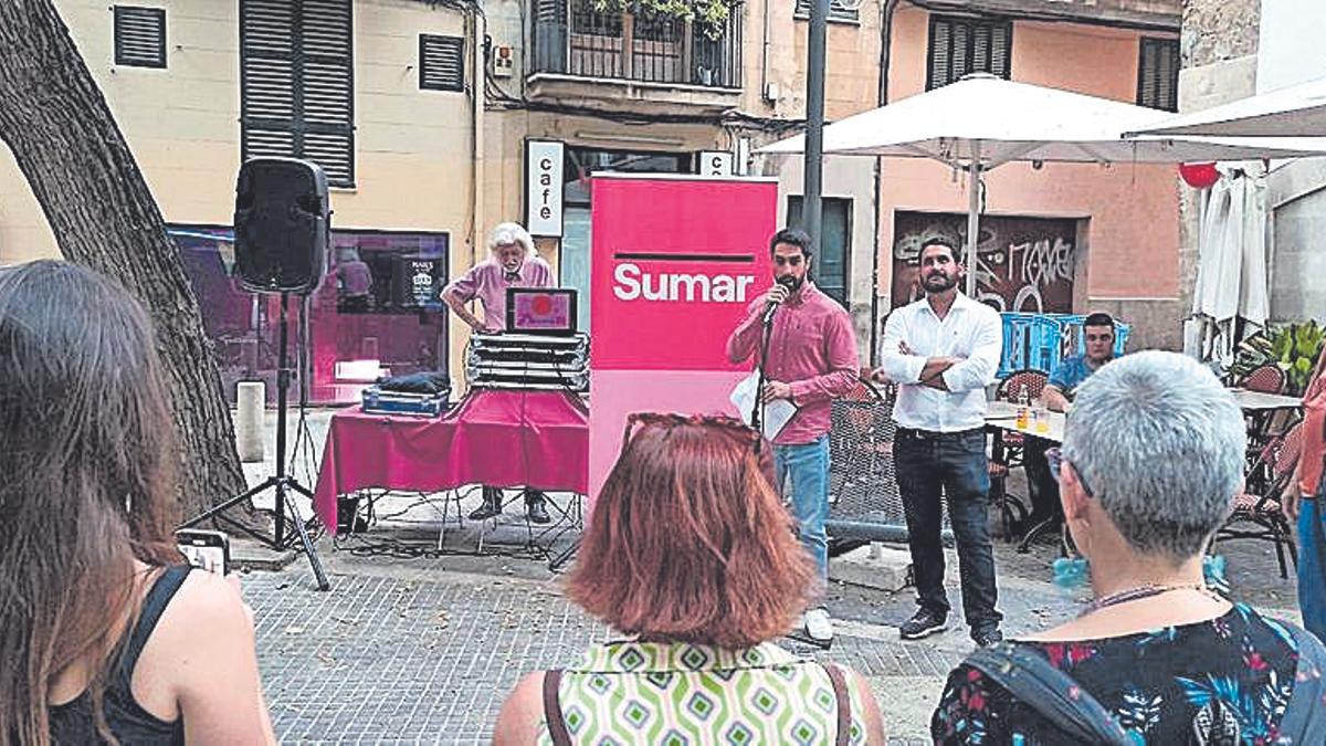 El candidato de Sumar, Borja Crucelaegui, en el cierre de campaña.