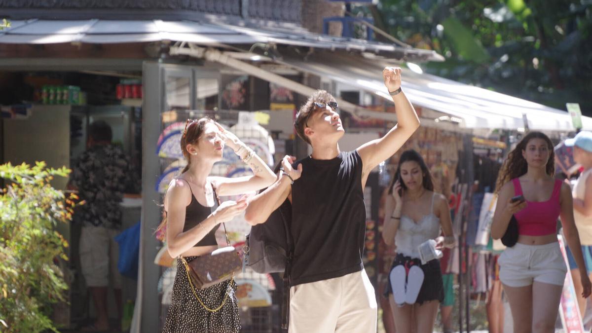 Turistas y malagueños se enfrentan a una semana de mucha calor en Málaga.