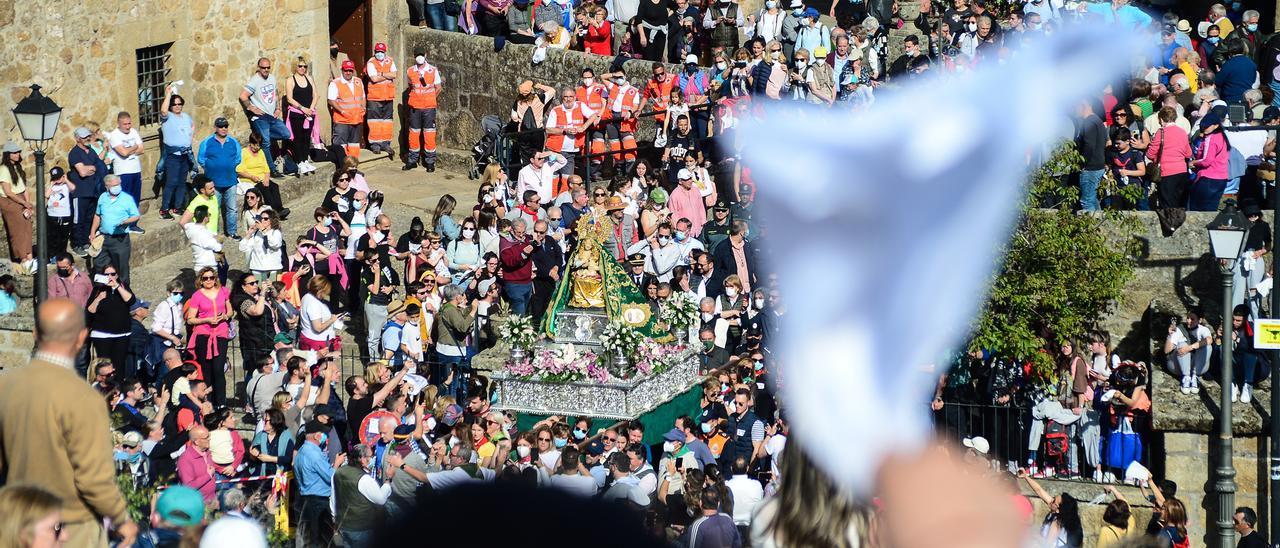 Pañuelos al aire ante la salida de la Virgen del Puerto de Plasencia.