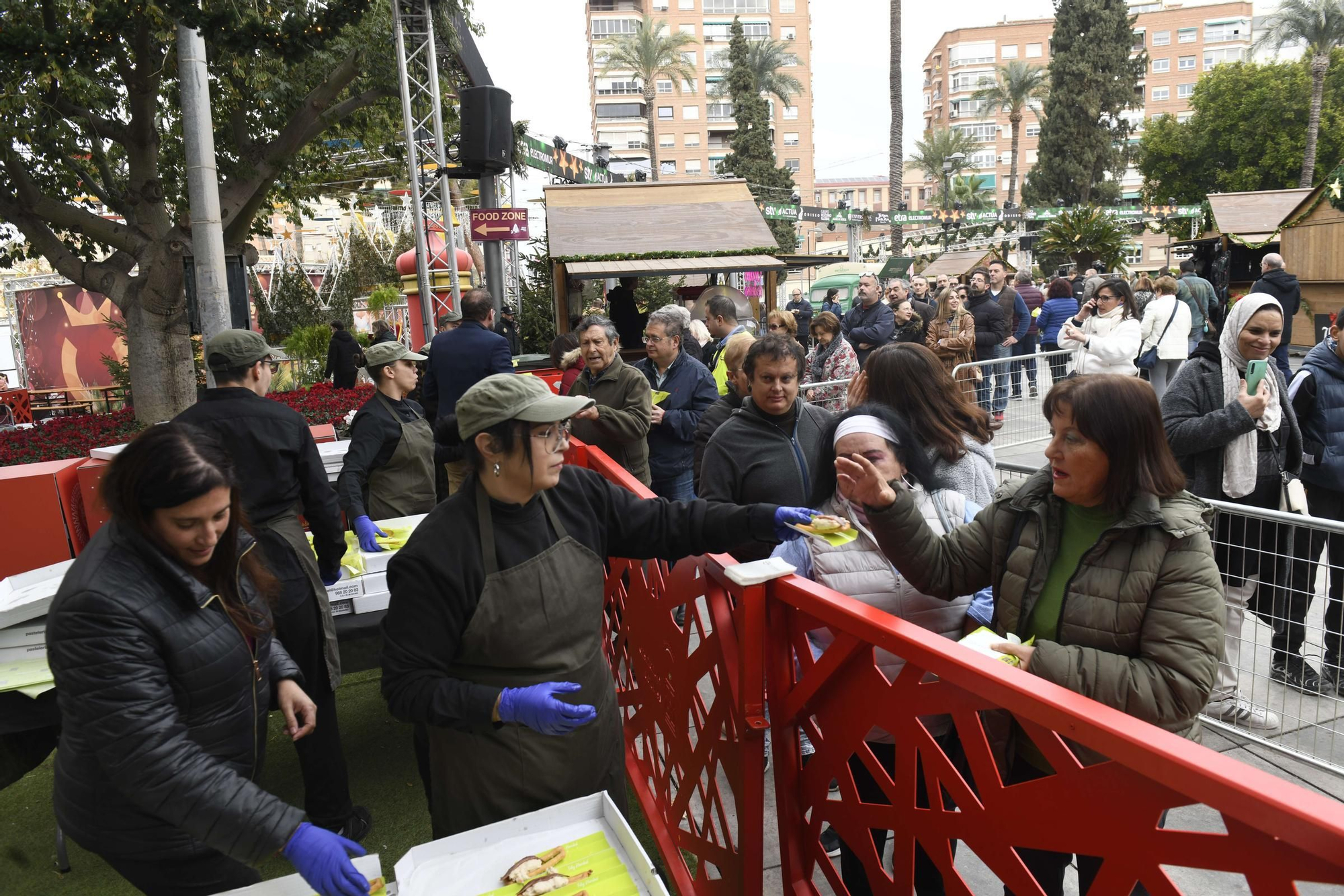 Reparto de pasteles de carne y marineras en la Plaza Circular de Murcia