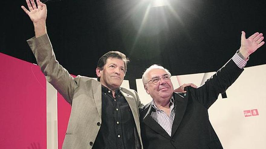 Javier Fernández, izquierda, y Vicente Álvarez Areces, sobre el escenario gijonés.