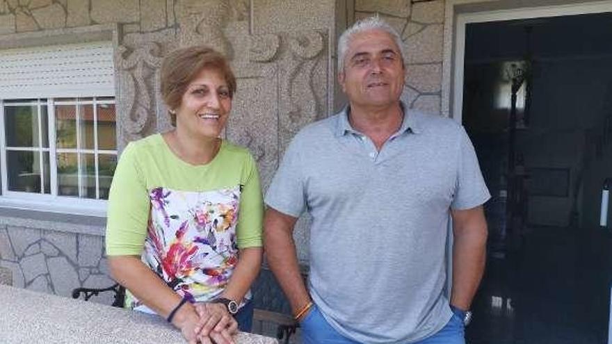 Los padres de Teresa Portela, ayer en su casa de Aldán. // Santos Á.