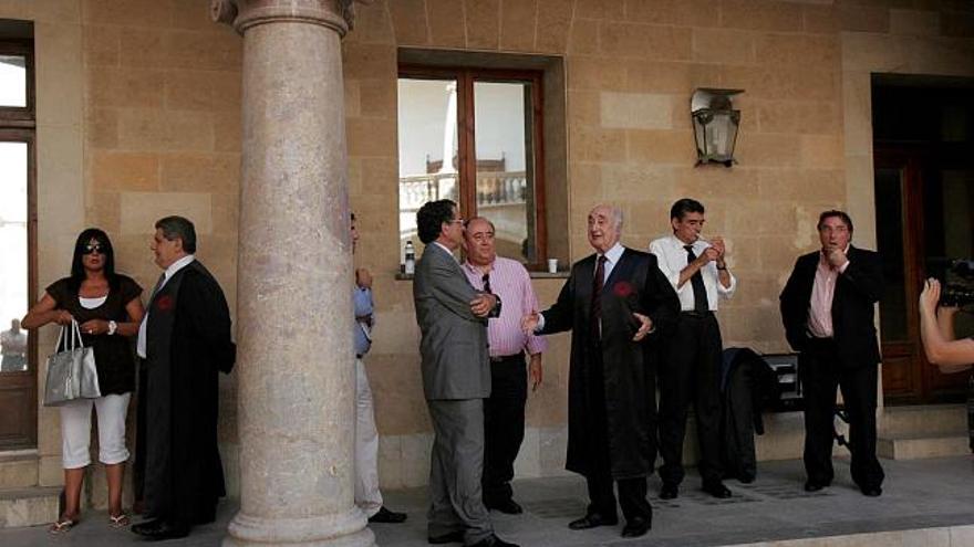 Aldao, Tomàs y Rabasco junto a sus abogados, ayer, momentos antes de entrar en la sala.