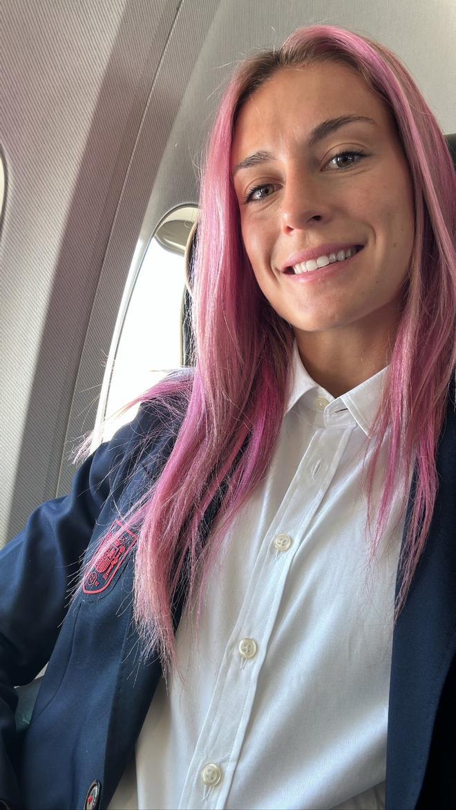 Alexia Putellas, en el avión de la selección española con su nuevo look