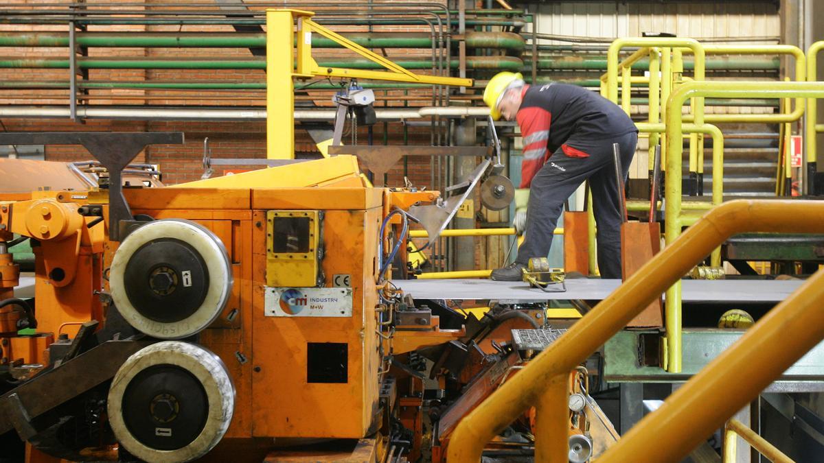 Un trabajador en la planta de ArcelorMittal, en Sagunt, en una imagen de archivo.