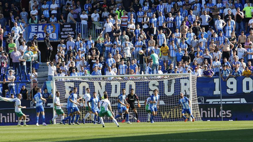 La afición del Málaga CF es una de las más fieles de LaLiga 123 a pesar de los malos horarios durante toda la temporada.