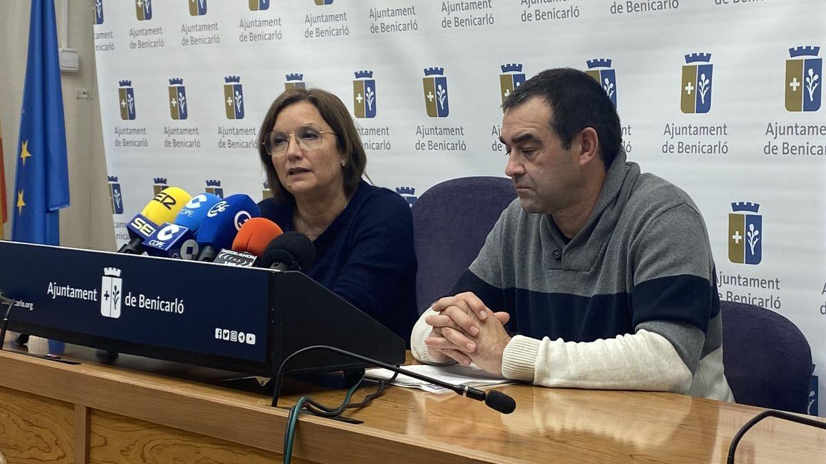 La alcaldesa y el edil de Deportes explicaron las opciones para rescatar la piscina de Benicarló.