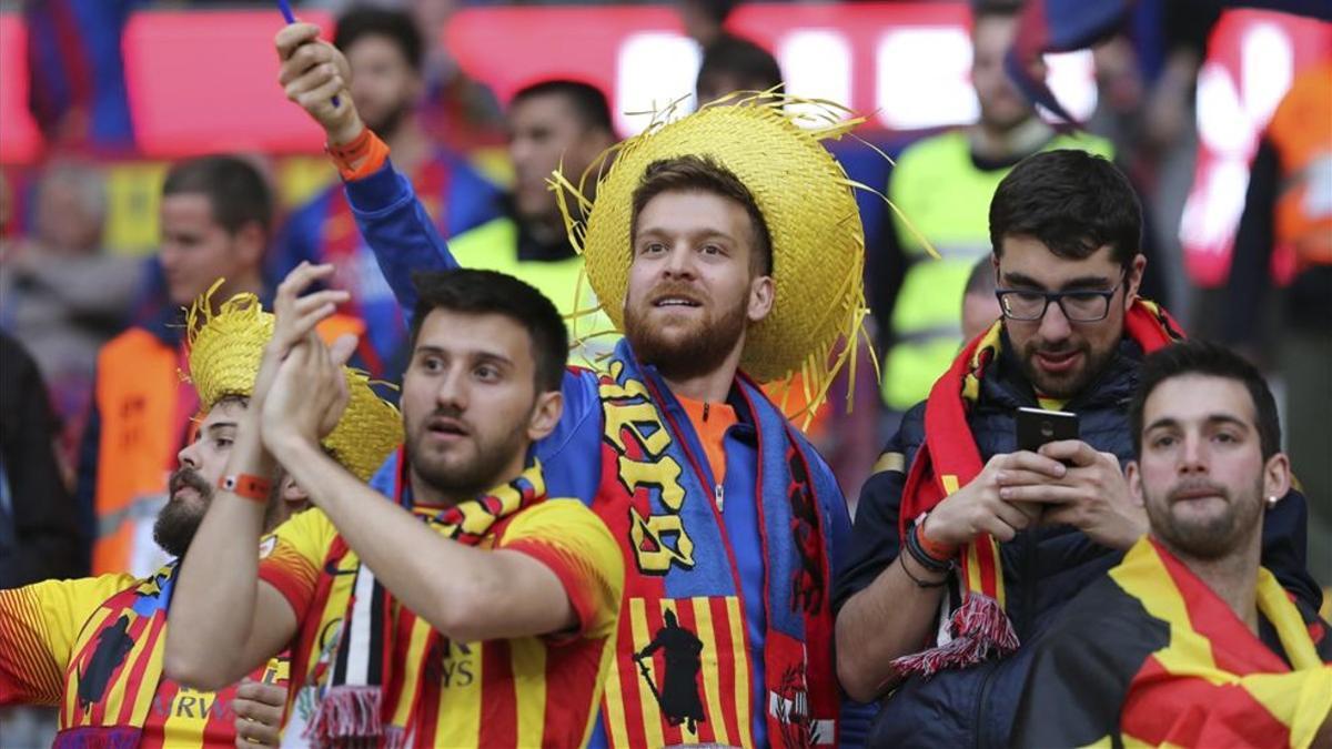 La afición del Barça pudo acceder con todo tipo de símbolos, excepto amarillos