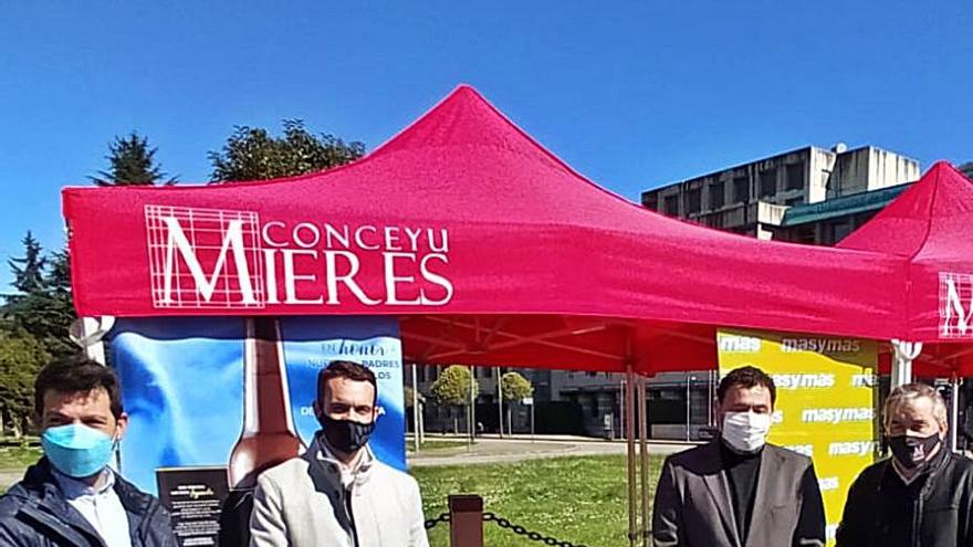 Omar García, Juan José Villanueva, Julio García y Aníbal Vázquez, en un acto de la cervecera “12.70” en Mieres.