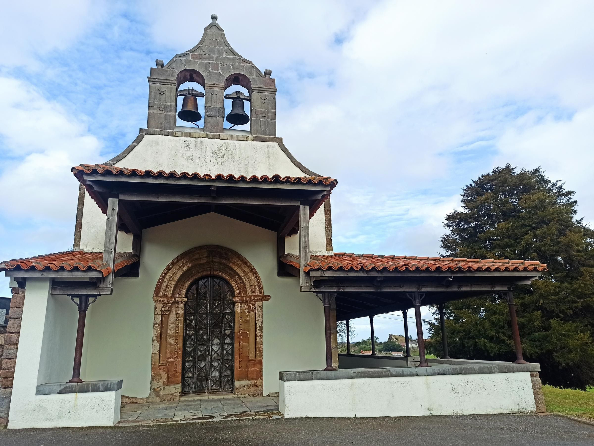 El templo románico de Santiago de Arlós se abre al público: "Tiene una iconografía muy variada"