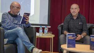 Lluís Llach y Germà Bel, durante la presentación del libro de este, en Barcelona.