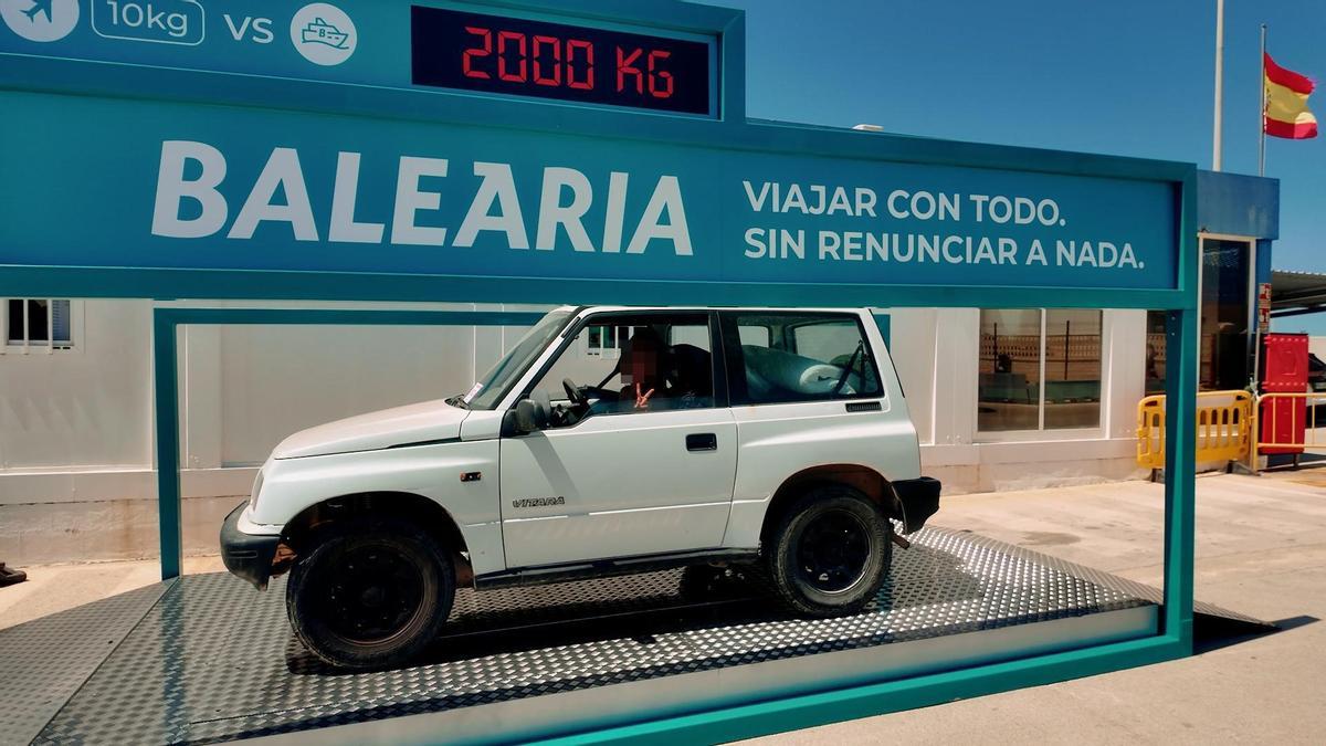 El Car Sizer de Baleària traslada el clásico medidor de equipaje a una escala pensada para vehículos.