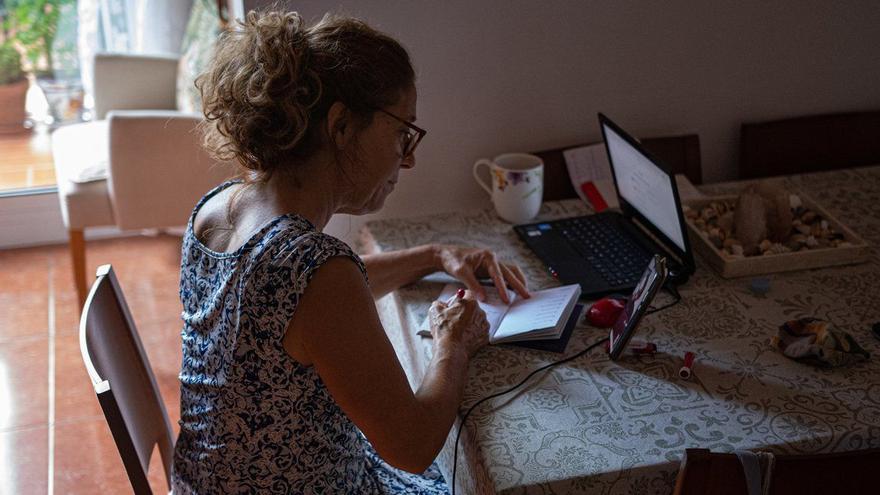 Una mujer trabaja desde su casa.