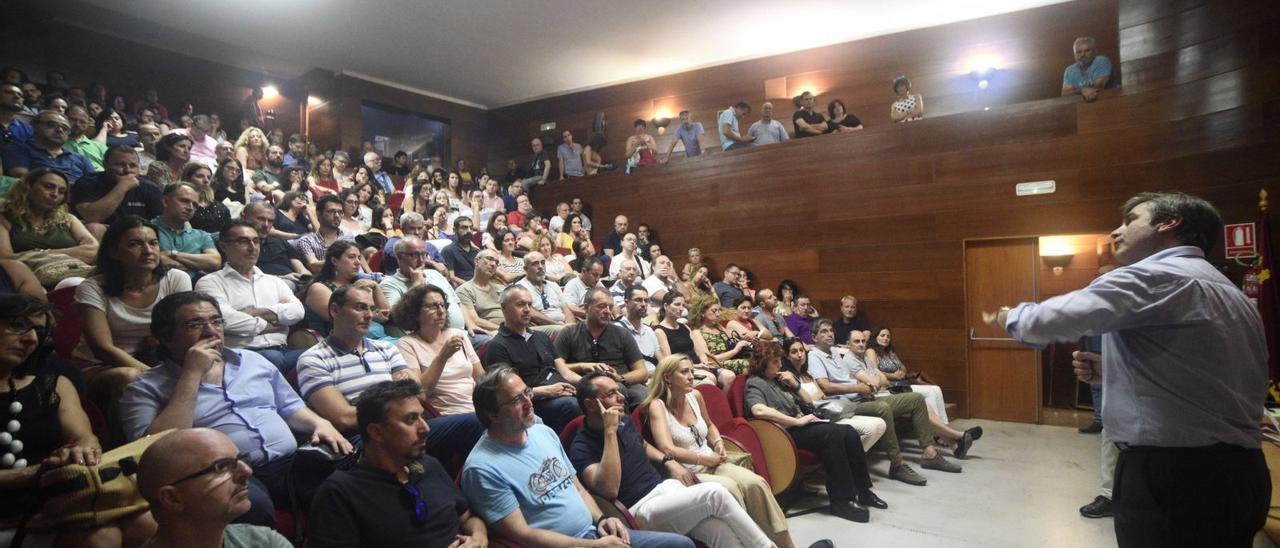 Asamblea de interinos
en el edificio Moneo
del Ayuntamiento de Murcia.  Israel Sánchez