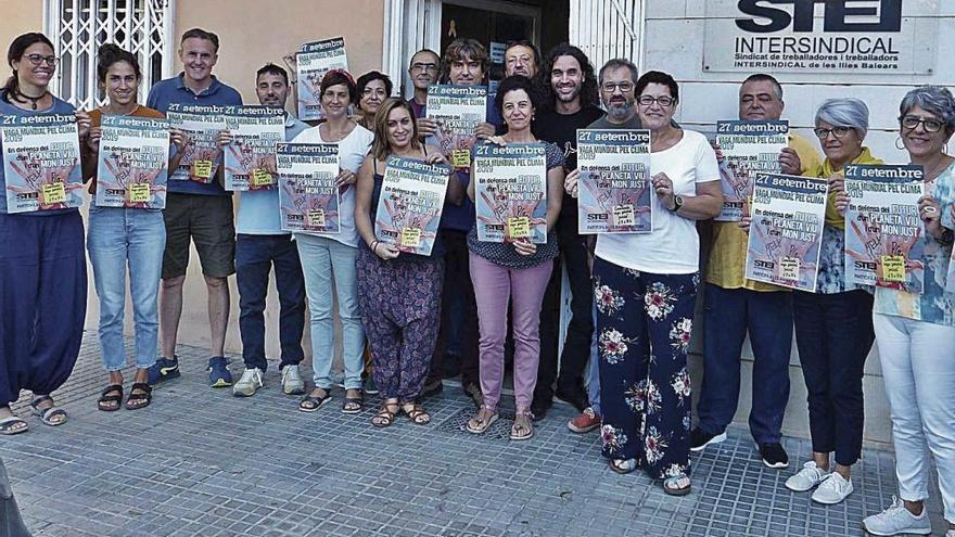 Representantes del STEI con los carteles de la convocatoria de huelga.