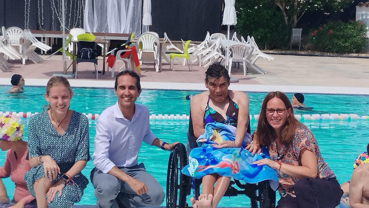 La presentación de las actividades acuáticas en la piscina de la Llar d'Ancians.