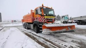 Máquina quitanieves limpiando una carretera