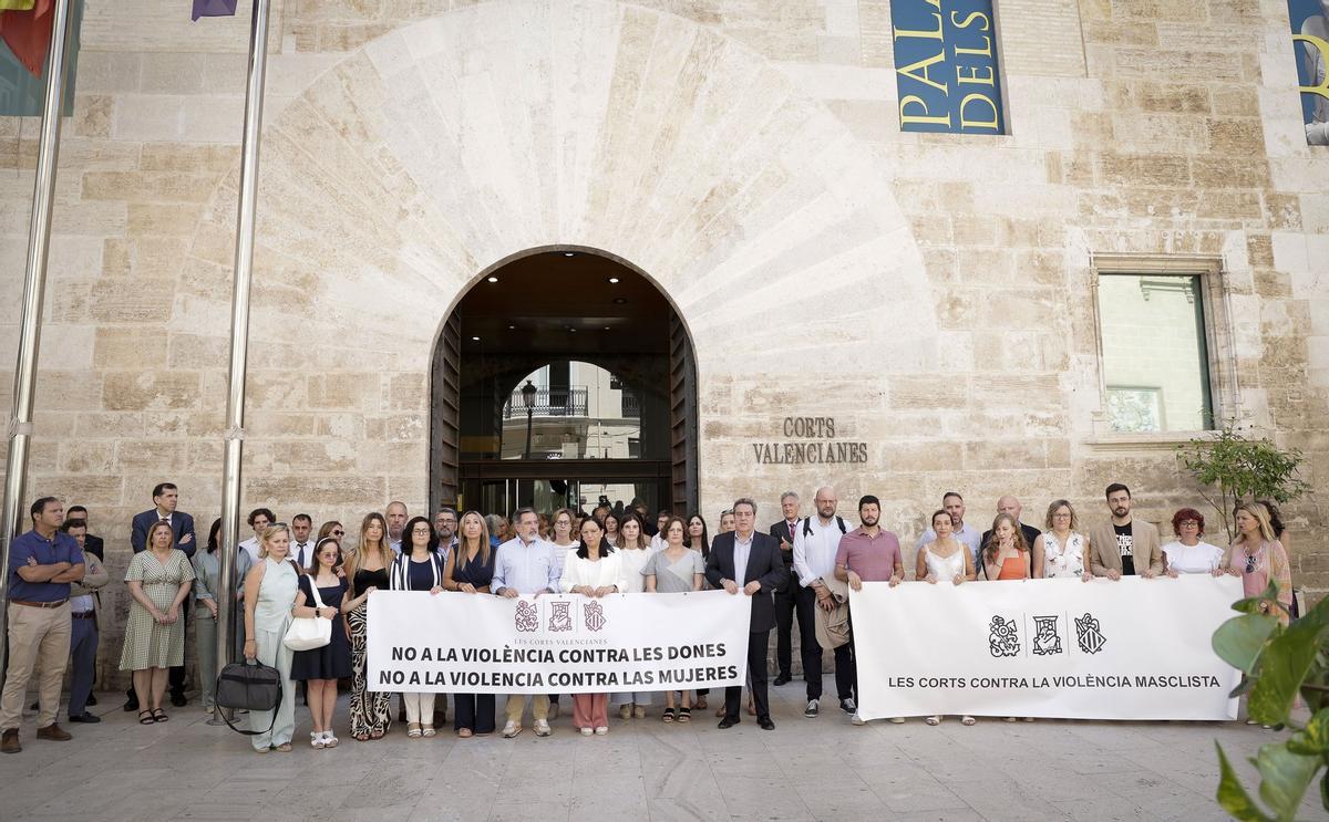 En las Corts se han guardado tres minutos de silencio condenando el asesinato de una mujer y su hijo en Algemesí