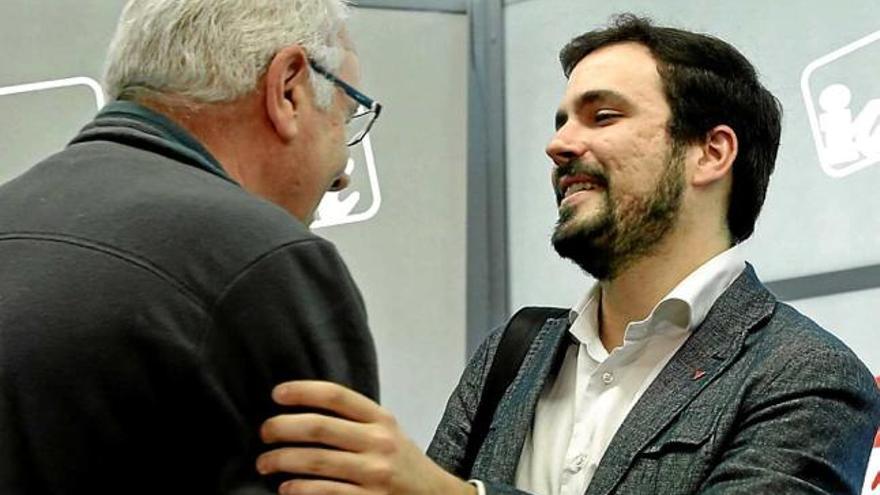 Alberto Garzón -a la dreta de la foto- saluda Cayo Lara al consell d&#039;IU