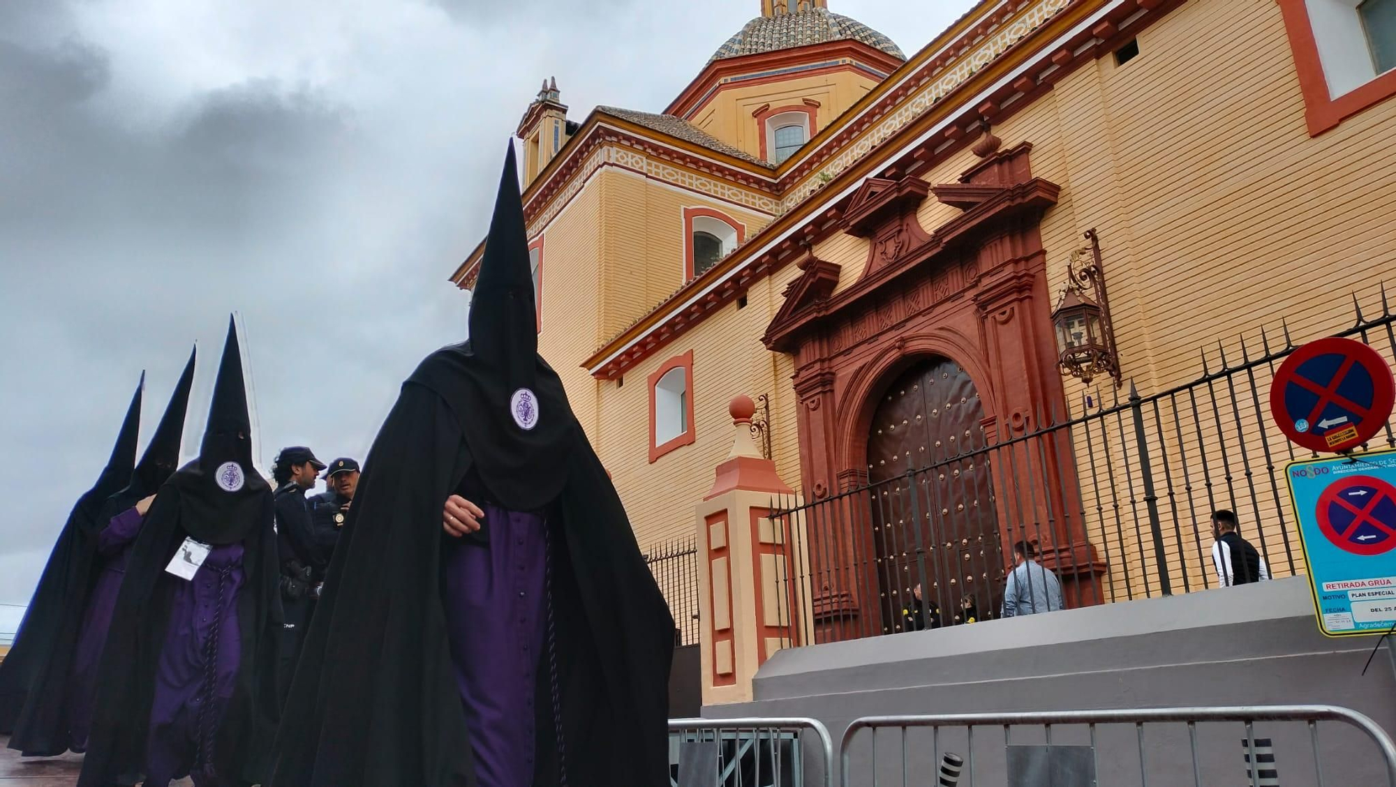 Nazarenos en la rampa de salida de San Bernardo