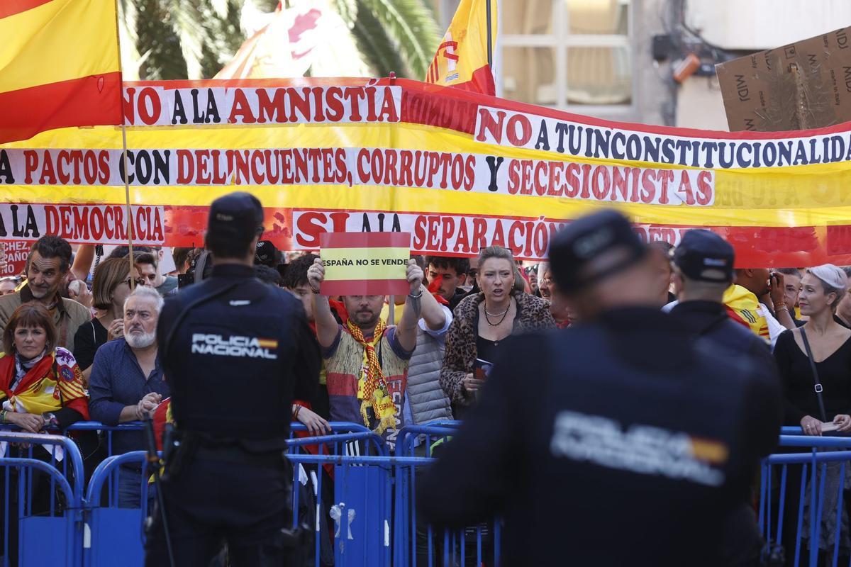 Miles de manifestantes recorren Alicante en contra de la amnistía