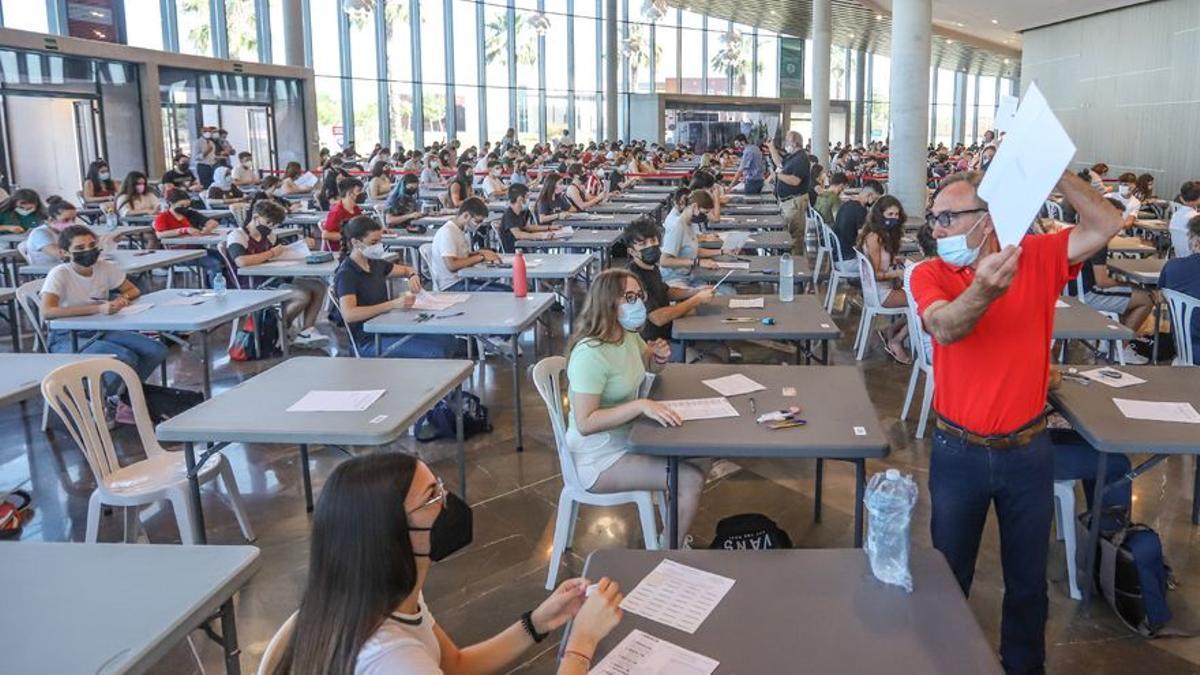 Expertos creen que aprobar Bachiller con un suspenso no mejorará los resultados educativos Expertos creen que aprobar Bachiller con un suspenso no mejorará los resultados educativos