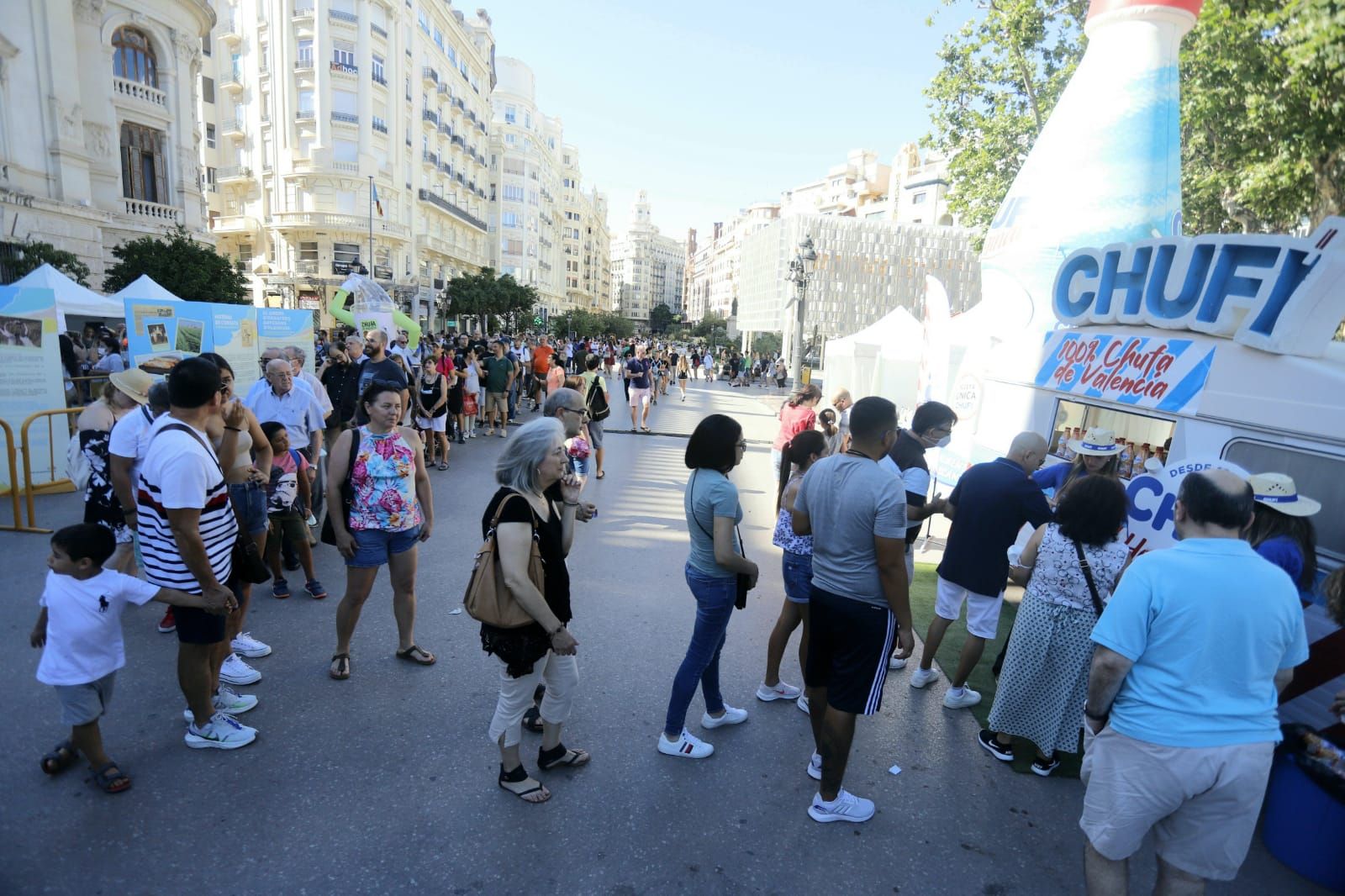 Cientos de personas y degustaciones gratis en el Día de la Horchata en València