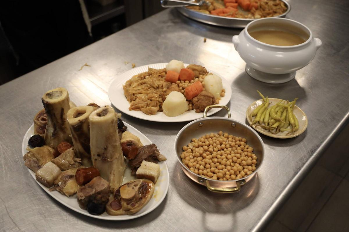 El cocido madrileño es famoso por su tres vuelcos (caldo, garbanzos y verduras y carne)