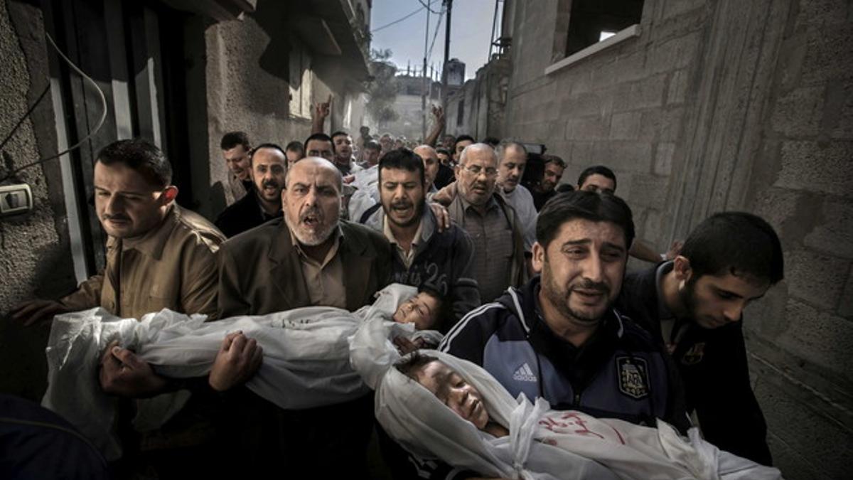 Fotografía ganadora del World Press Photo 2012, de Paul Hansen, que retrata el dolor en un funeral de una familia palestina.