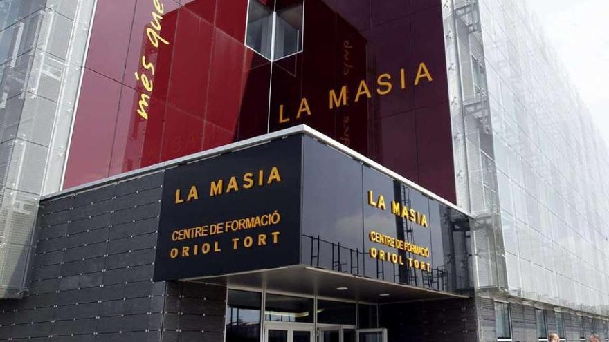 Puerta principal de La Masía, la sede de las categorías inferiores del Barcelona.