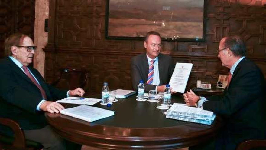 El presidente Fabra junto a Ramón Tamames y Lamo de Espinosa ayer en Valencia.