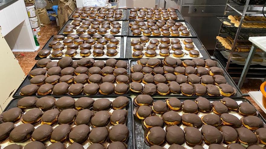 Una pastelería de Águilas dona la recaudación de la venta de 300 pasteles a la AECC