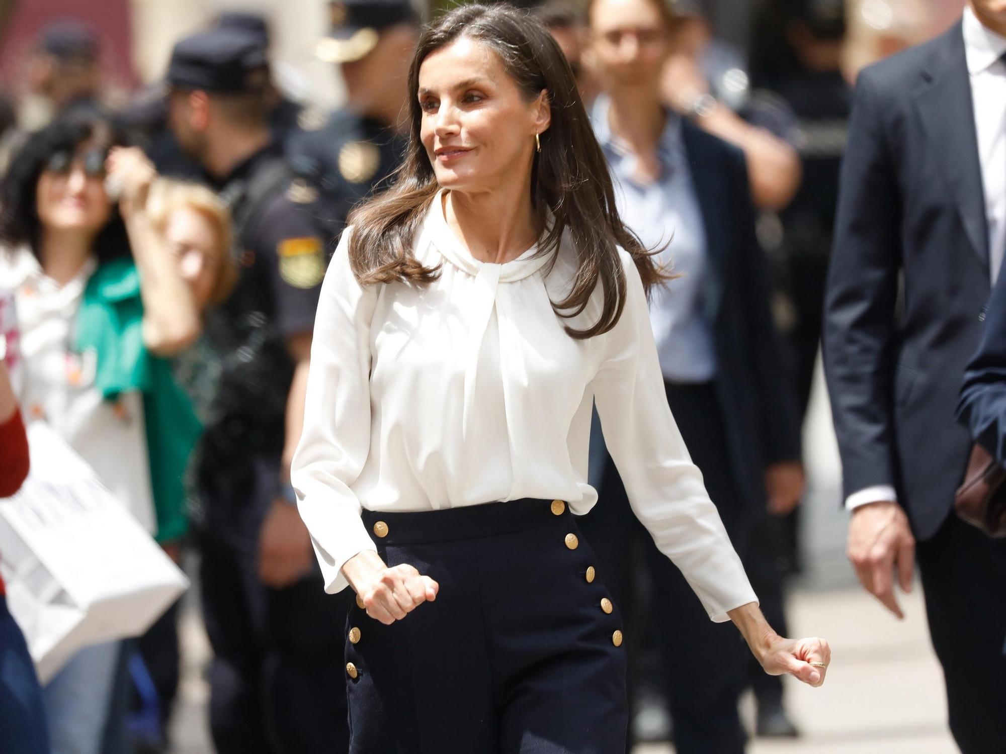La Reina Letizia, durante el acto principal del 'Día Mundial de la Cruz Roja y de la Media Luna Roja' en el teatro Romea de Murcia