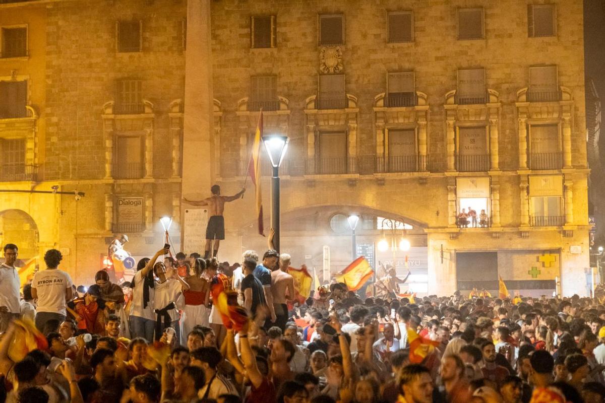 Miles de personas celebran en Palma la victoria de España frente a Argentina en la final del Mundial