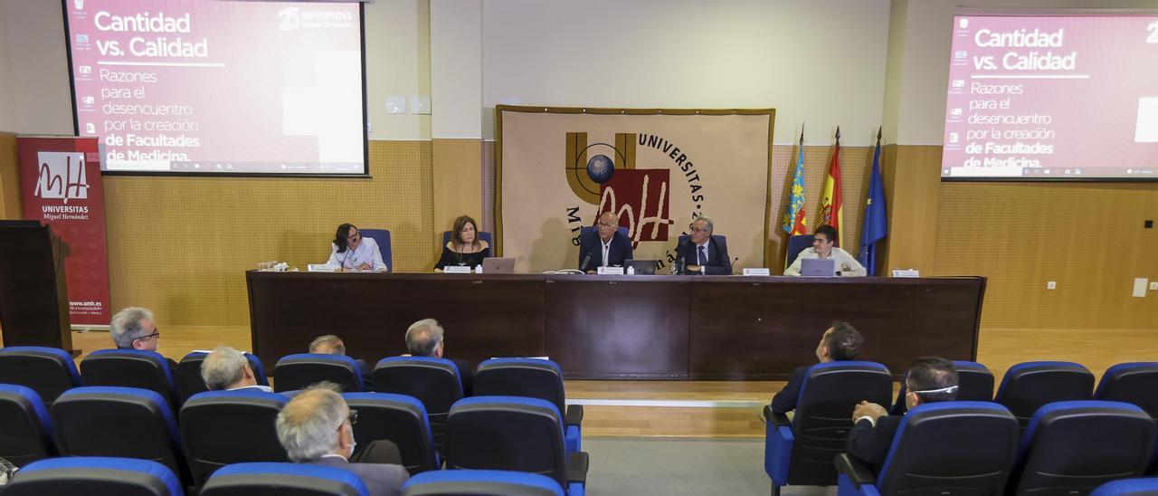 Un momento de la jornada organizada por la Universidad Miguel Hernández de Elche (UMH) en el salón de actos del campus de Sant Joan d’Alacant.