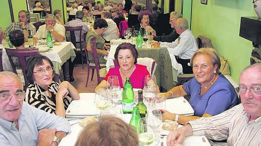 Vecinos participantes, ayer, en el homenaje vecinal a los mayores de La Providencia.