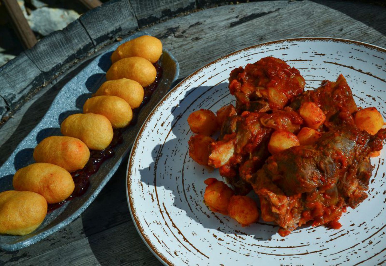 Buñuelos de queso afuega’l pitu y de queso casín, y cabrito guisado con patatinos.