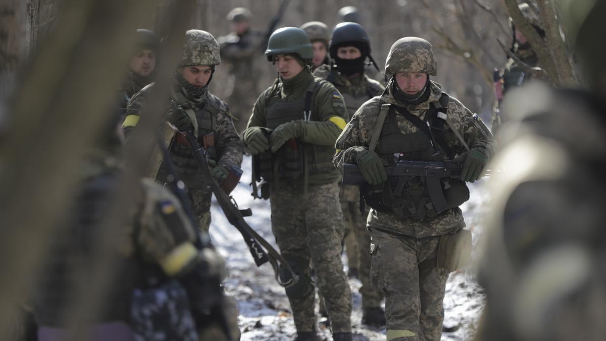 Varios soldados ucranianos en las proximidades de Kiev.
