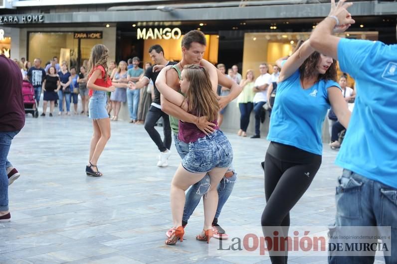 Los bailes latinos salen a la calle en Murcia