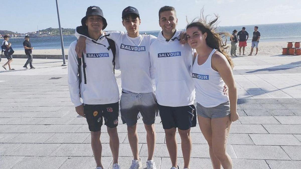 Los cuatro deportistas del Club Salvour, en la playa de Ézaro. |  // FDV