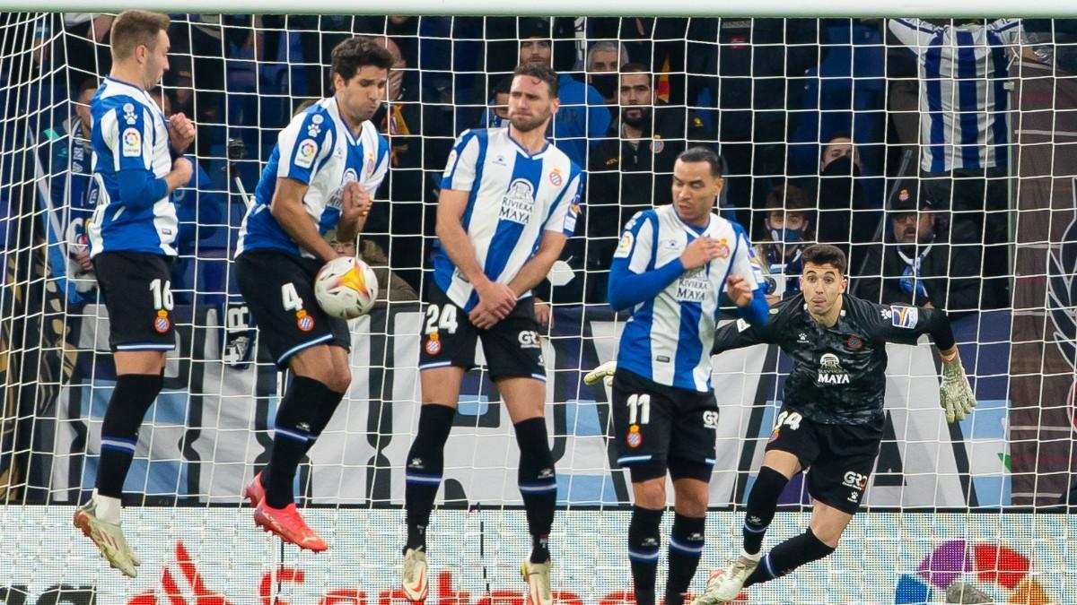 Los jugadores del Espanyol, en una acción del encuentro ante el Elche