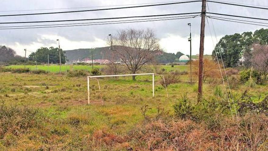 Terrenos cercanos a Zeluán donde está previsto construir una nave para fabricar ingenios eólicos marinos; al fondo, la cúpula de la depuradora de Maqua.