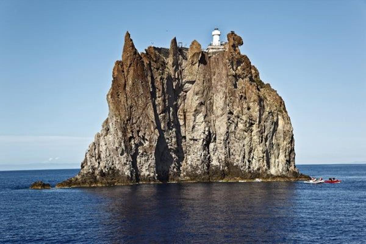 Strombolicchio es un peñón de 50 metros de altura a un kilómetro de Strómboli.