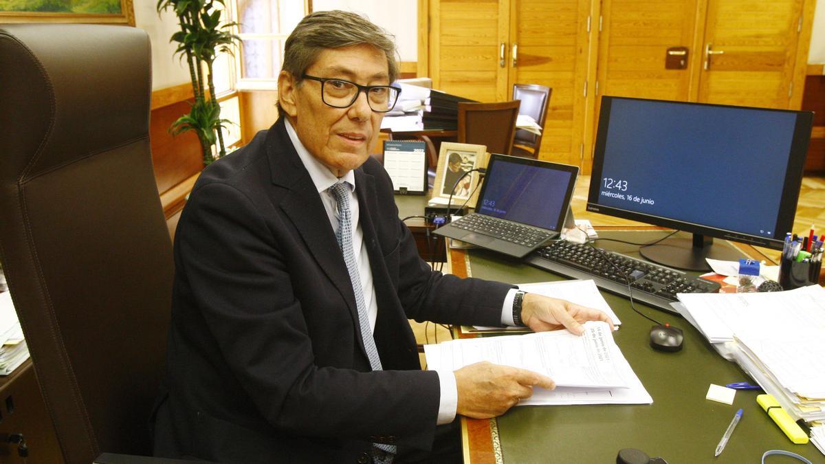 El presidente del PAR y vicepresidente del Gobierno de Aragón, Arturo Aliaga, en un momento de la entrevista, esta semana, en su despacho en el Pignatelli.