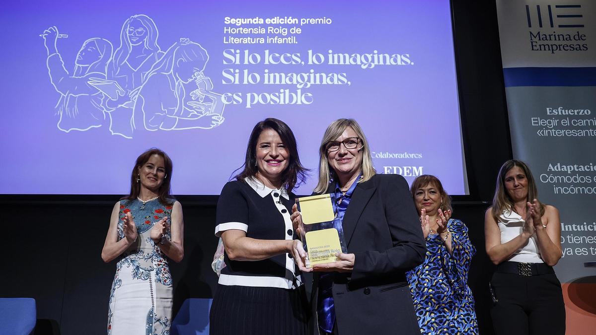 Hortensia Roig entrega el premio de literatura infantil que lleva su nombre a Eva Escudero, ganadora.