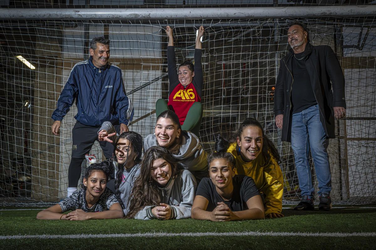 Entrenamiento del primer equipo de fútbol femenino que se crea en el barrio de La Mina