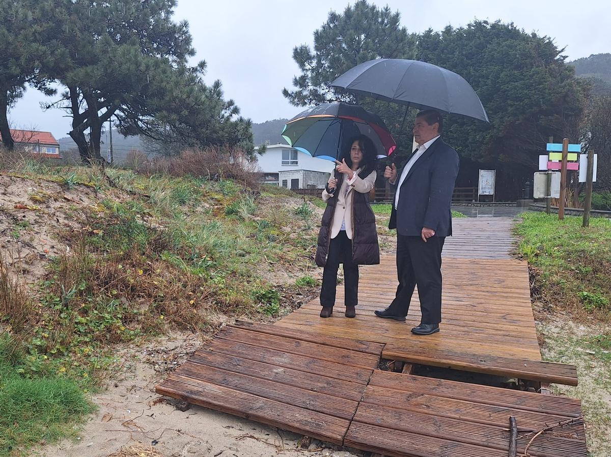 Margot Lamela e Julio Abalde supervisando unha das pasarelas danadas.