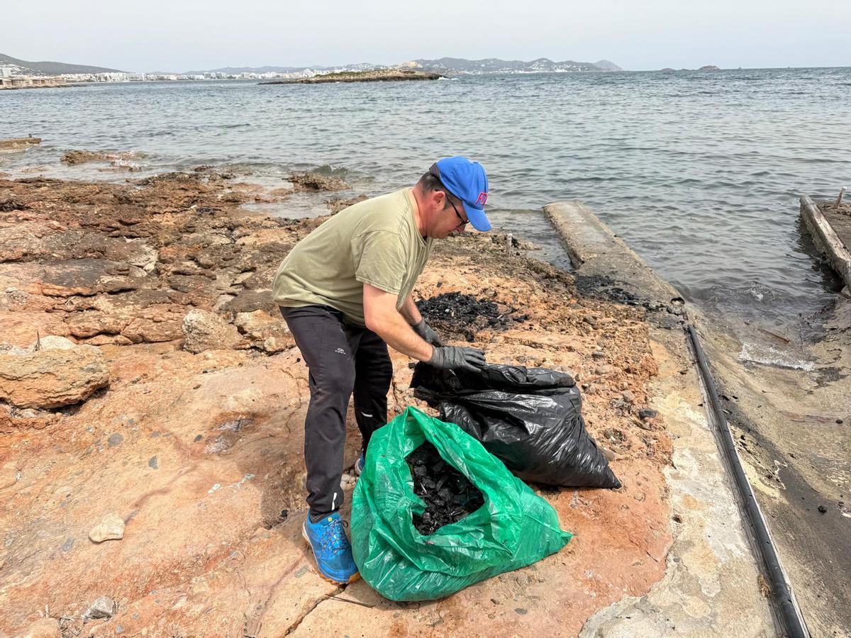 Galería: restos del yate incendiado en Ibiza