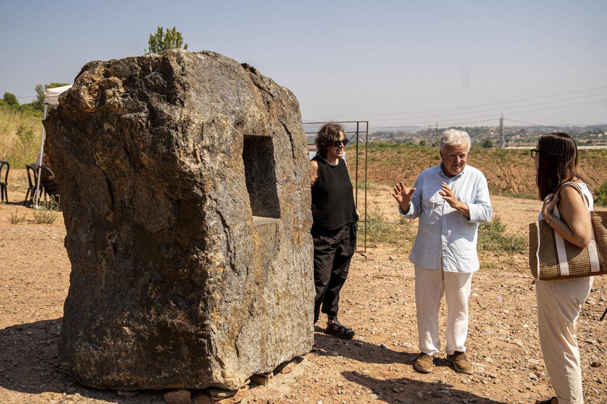 Rufino Mesa amb Roser Oduber (esquerra) i Tània Infante (dreta) al costat de l'obra permanent de Microscopies